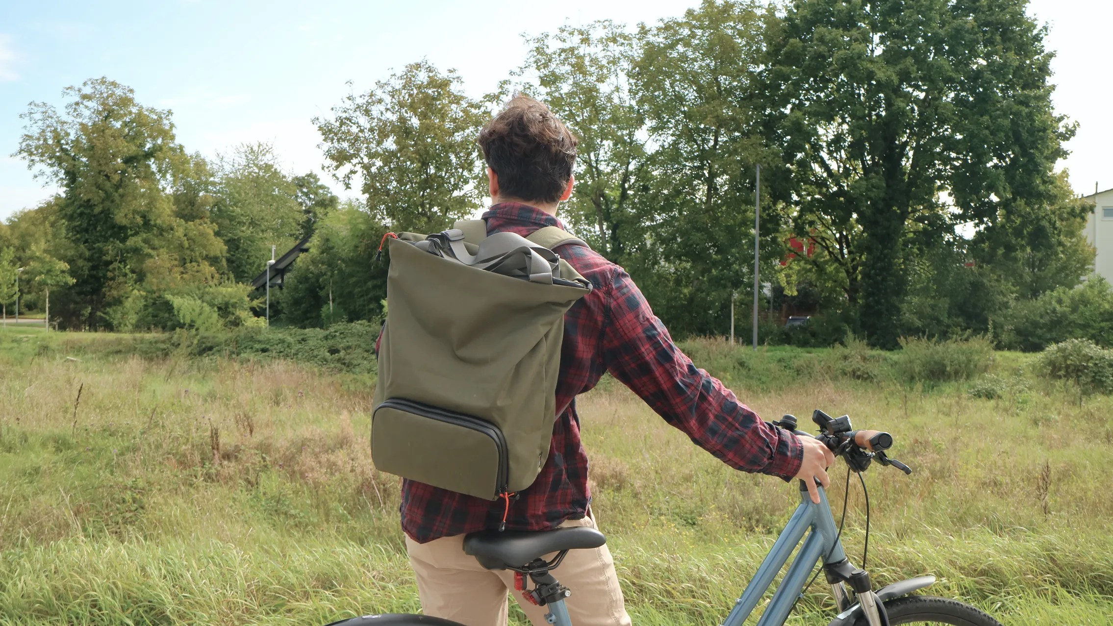 A model carrying the totepack looks over nature